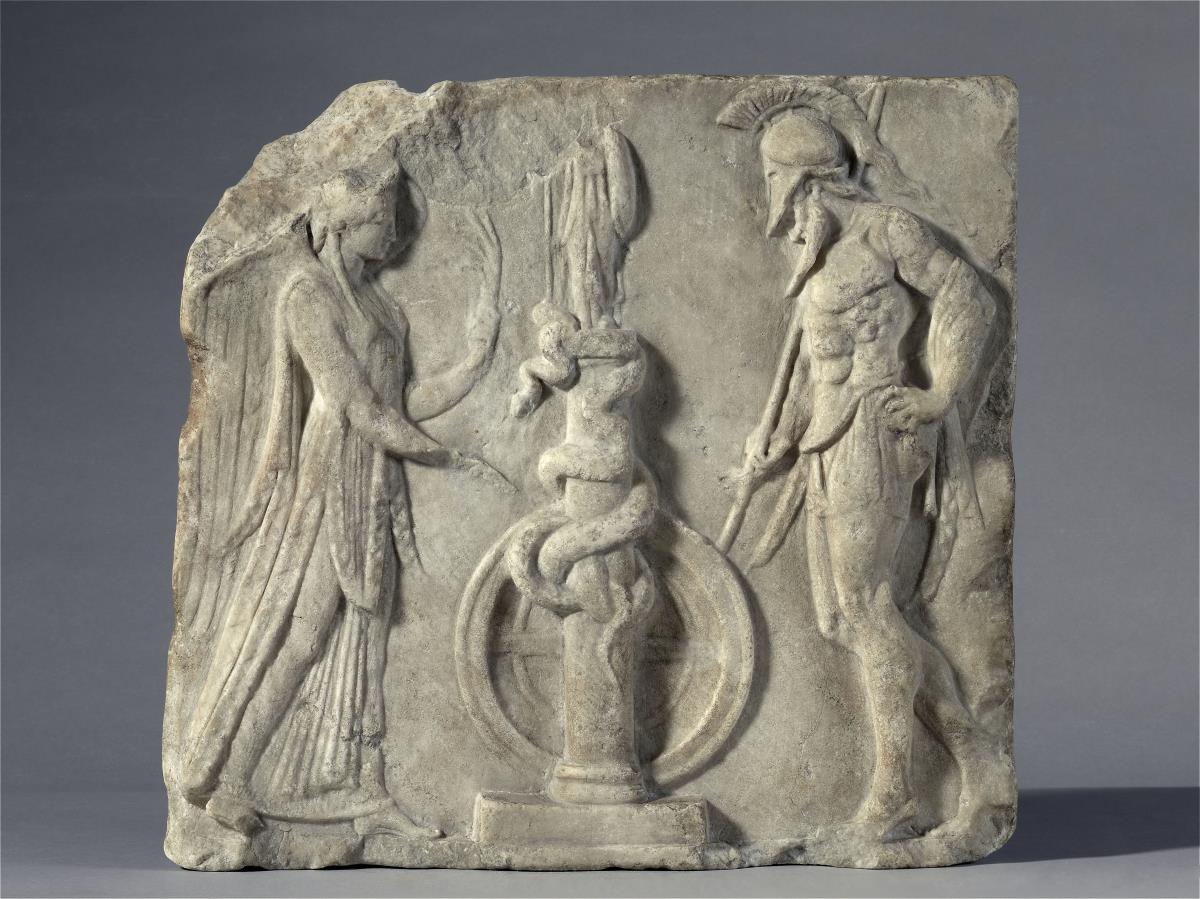 Archaistisches Relief mit Victoria und Krieger bei einem Standbild der Göttin Athena
