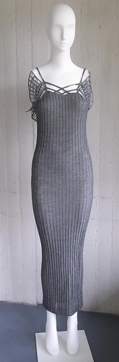 Graues Strickkleid mit spinnwebartigem Rückendekolleté und kleinen Flügeln
