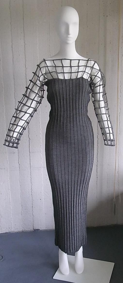 Graues Strickkleid, Dekolleté und Ärmel in quadratischer, gitterartiger Luftspitze