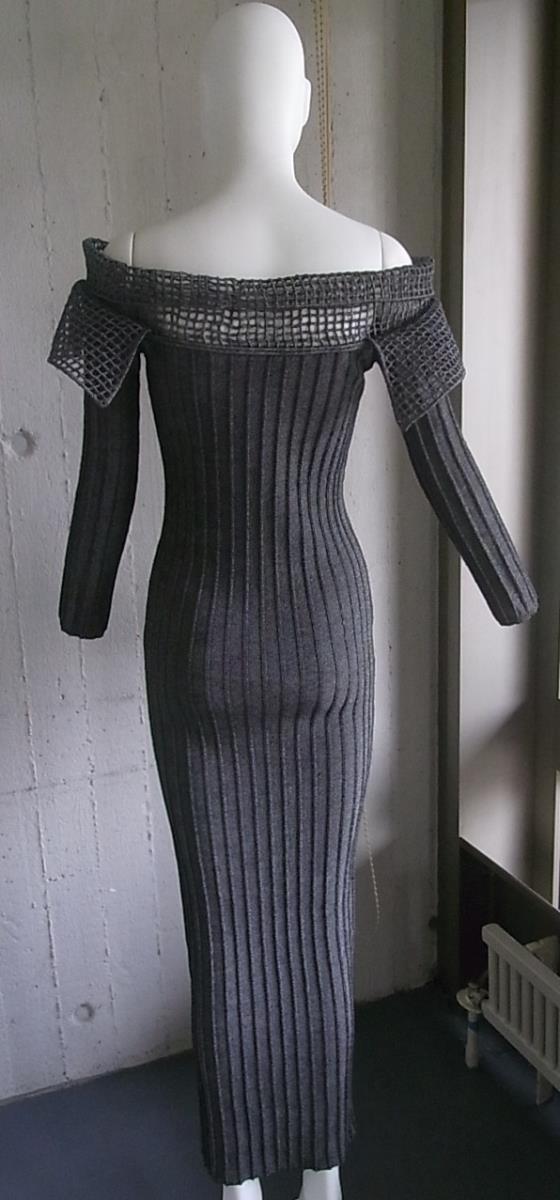 Graues Strickkleid mit angestrickten Ärmeln und Gitterkragen