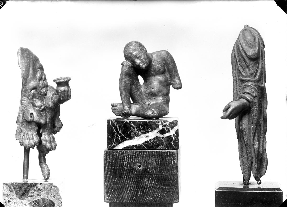 Linker Arm des Hercules oder Sucellus (?) mit Becher und Löwenfell (zur Anstückung an eine römische Statuette)