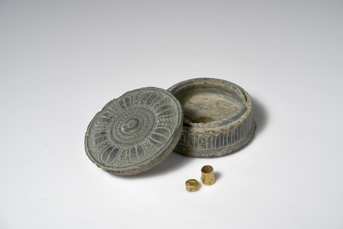 Buddhistisches Reliquiar, dosenförmig mit Lotosblattdekor und goldenem Miniaturreliquiar