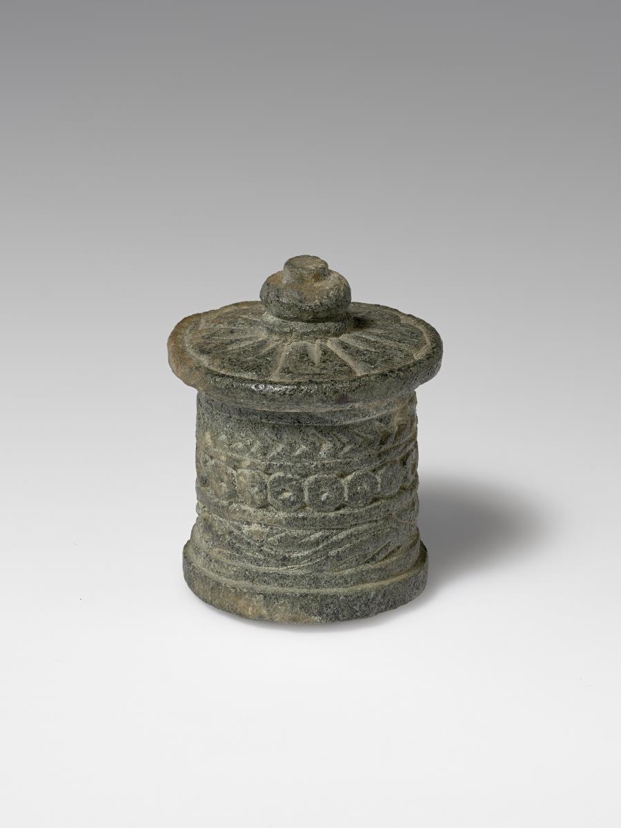 Buddhistisches Reliquiar in Form einer Pyxis mit diversem Dekor