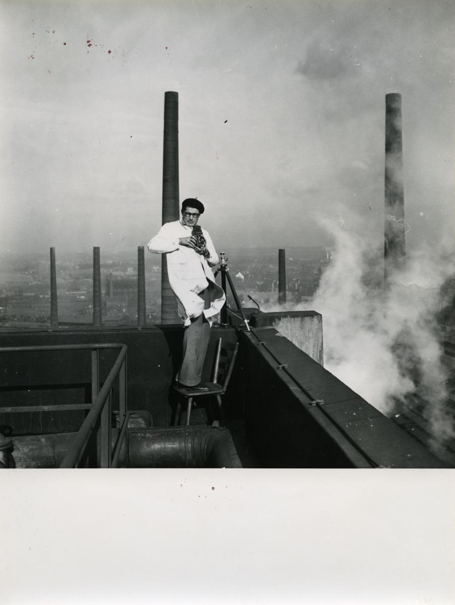 Ludwig Windstosser beim Fotografieren der Industrieanlagen Mannesmann