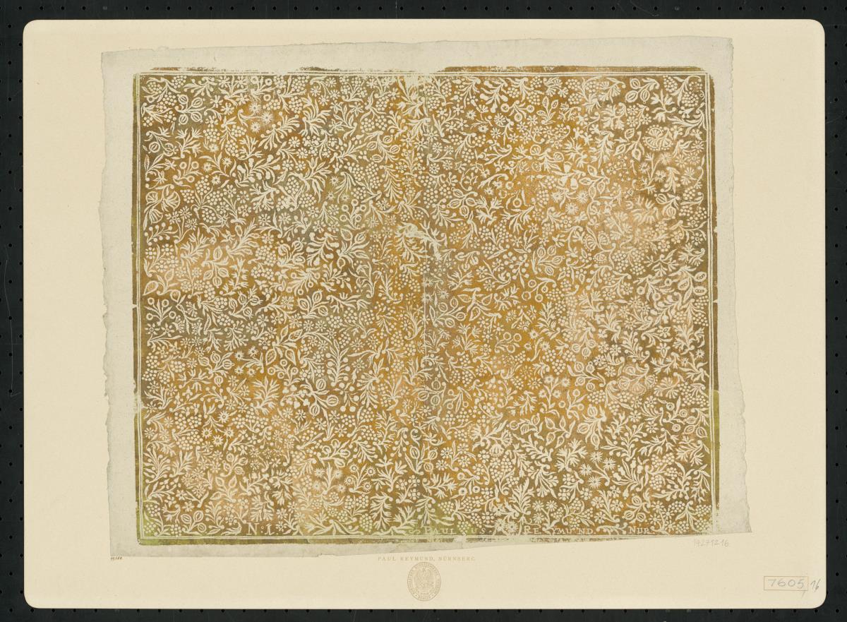 Brokatpapier (engstehende kleine Ranken mit Blüten und Früchten)