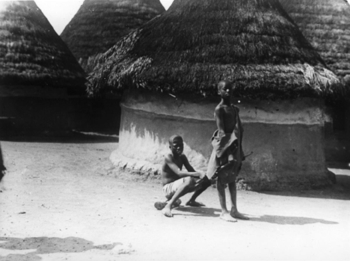 Jungen mit "Wagen". Bangwalamai-Buzsi