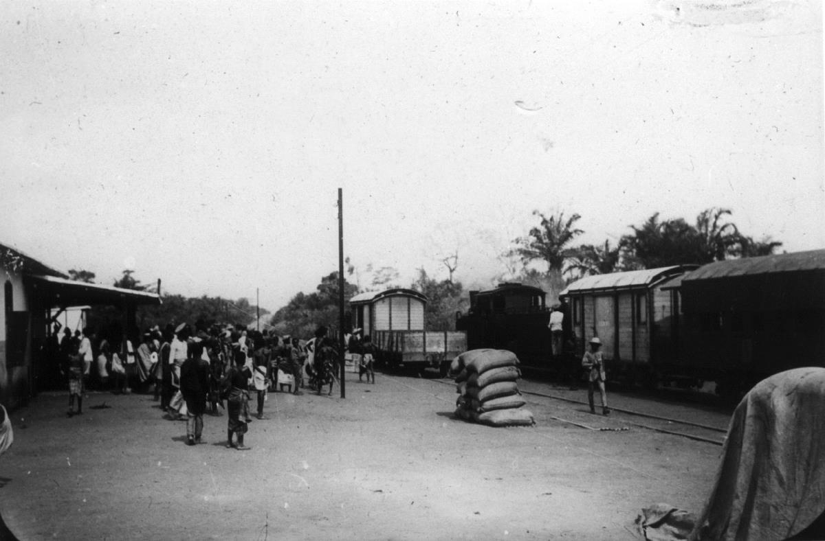 Zug der Togo-Eisenbahn bei Noepe