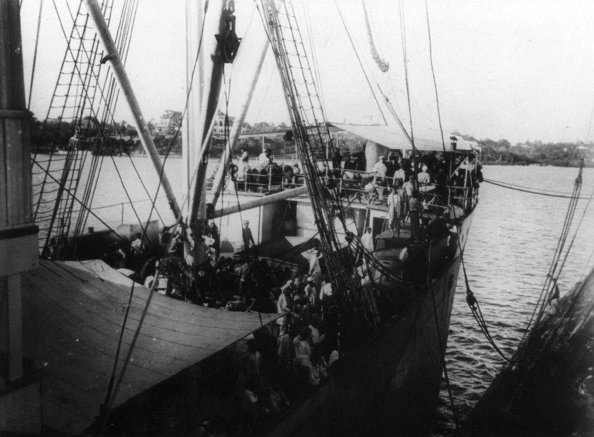Bombayfahrer im Hafen von Tanga
