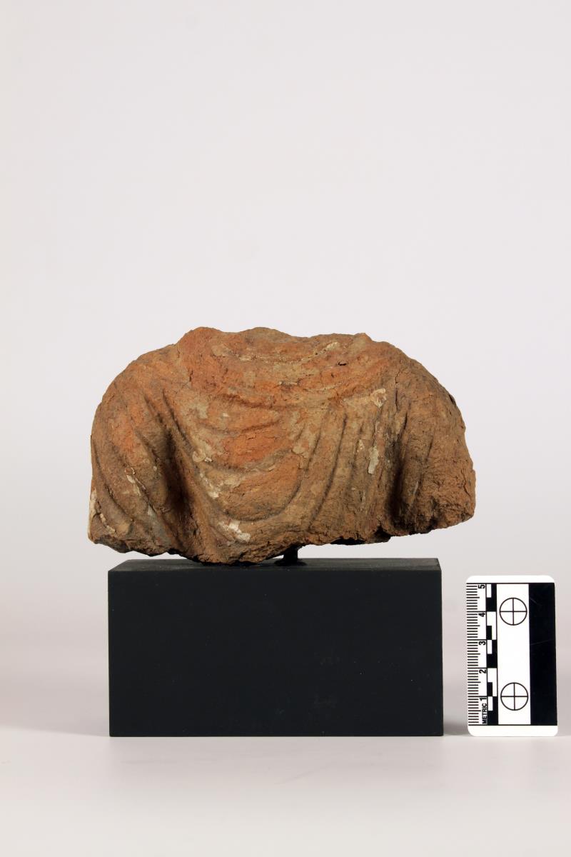 Fragment einer Figur in Mönchsrobe