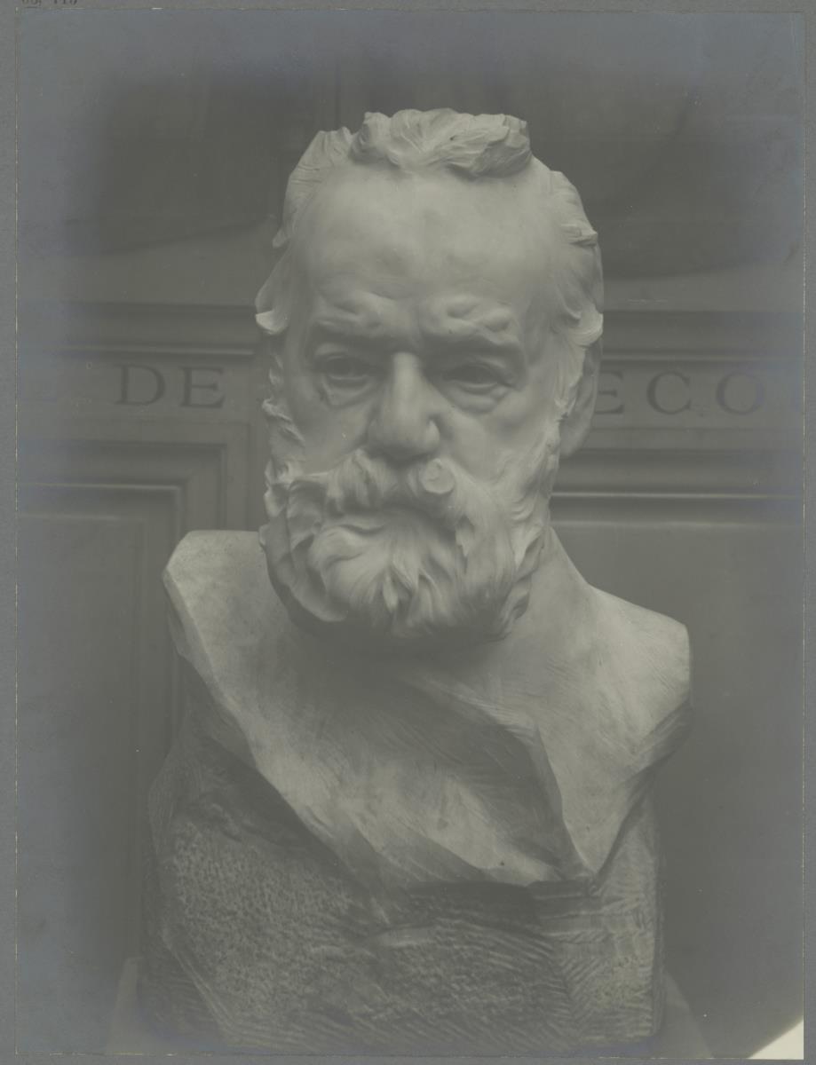 Die Büste von Victor Hugo im Pavillon de l'Alma