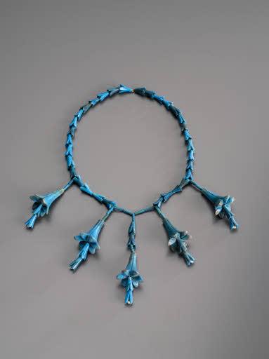 Kette mit Blütenanhängern