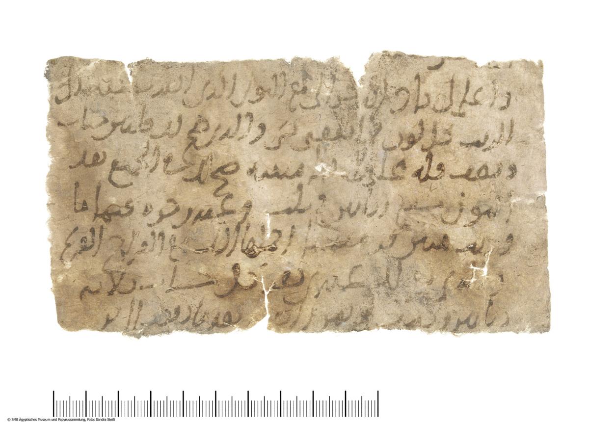 Arabisches Papier mit dem Fragment eines Geschäftsbrief (Vorderseite) bzw. dem Fragment eines Verpflichtungsscheins über einen Dīnār (Rückseite)