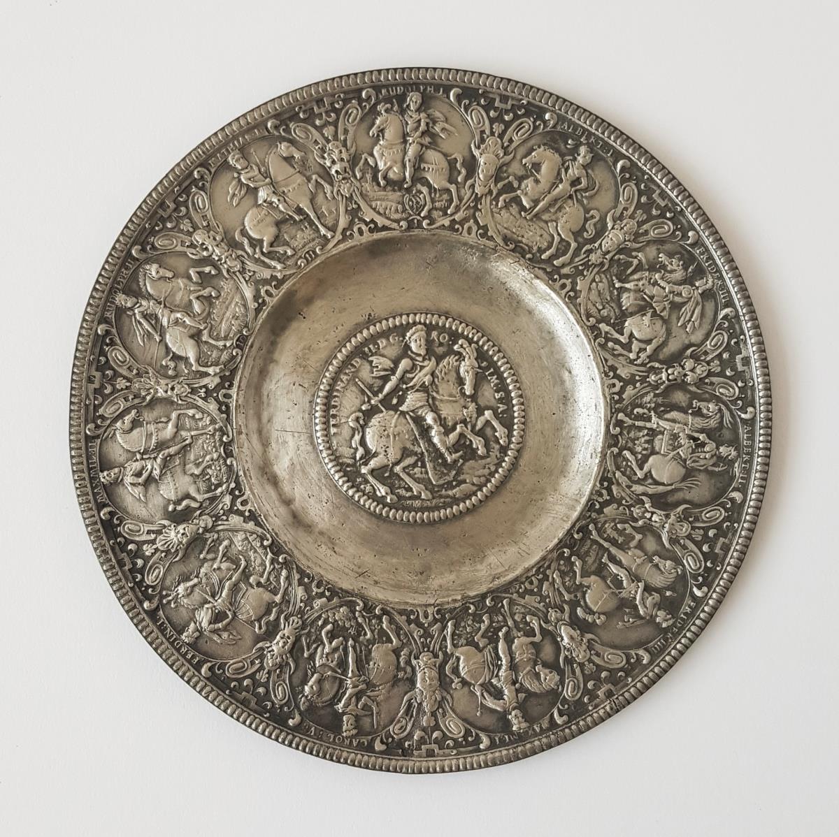 Flacher Teller mit Reiterbildnis Kaiser Ferdinands II.