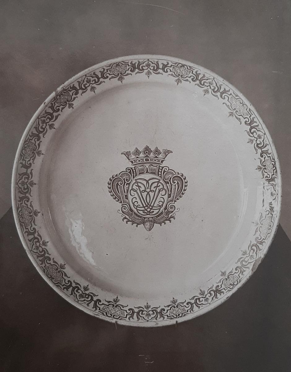 Große Schüssel mit Monogrammkartusche