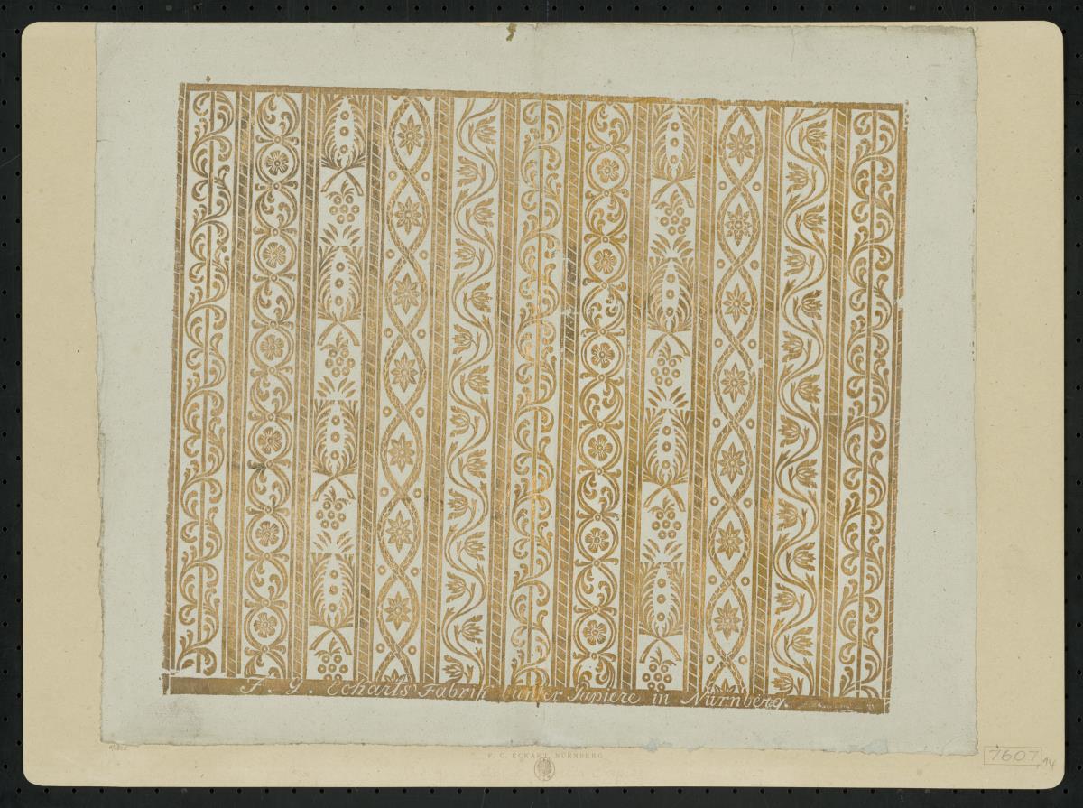 Brokatpapier (Streifenbordüren mit Rankenwerk und Blumen)