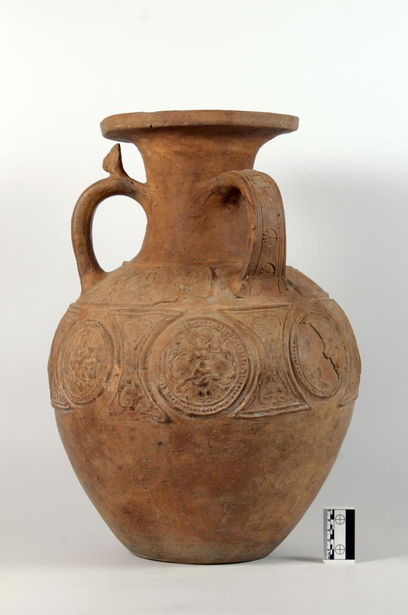 Dreihenkeliger Krug