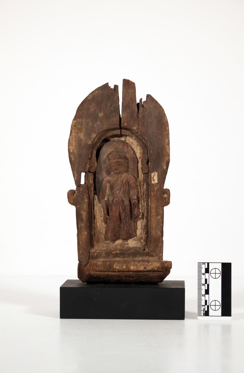 Stehender Buddha in indischem Torbogen