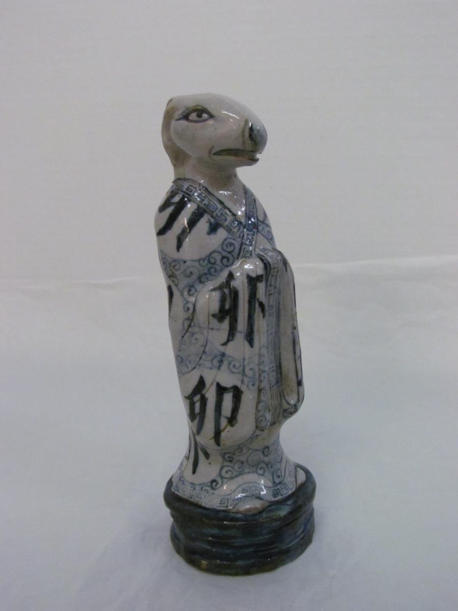 Beamtenfigur mit Hasenkopf (aus einem Tierkreis-Zyklus)