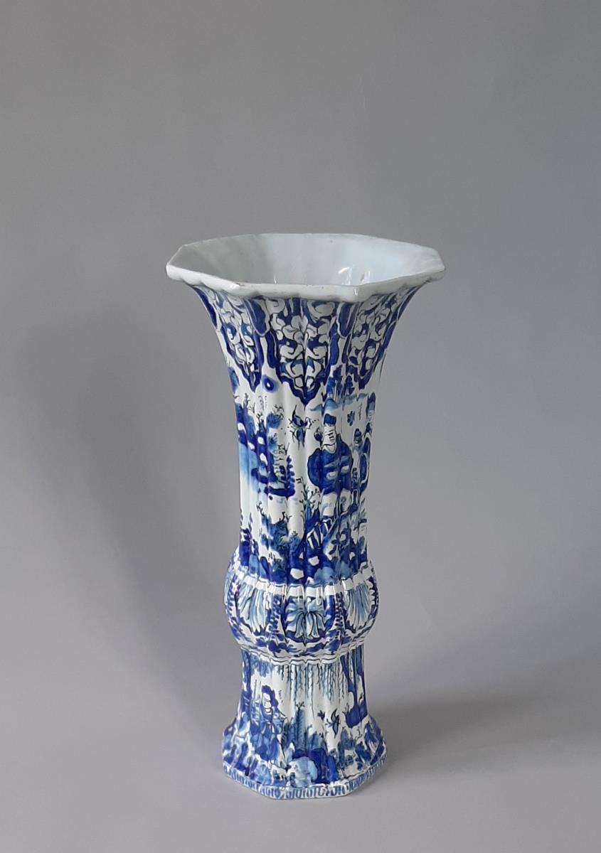 Gerippte Flötenvase mit figürlichen Chinoiserien