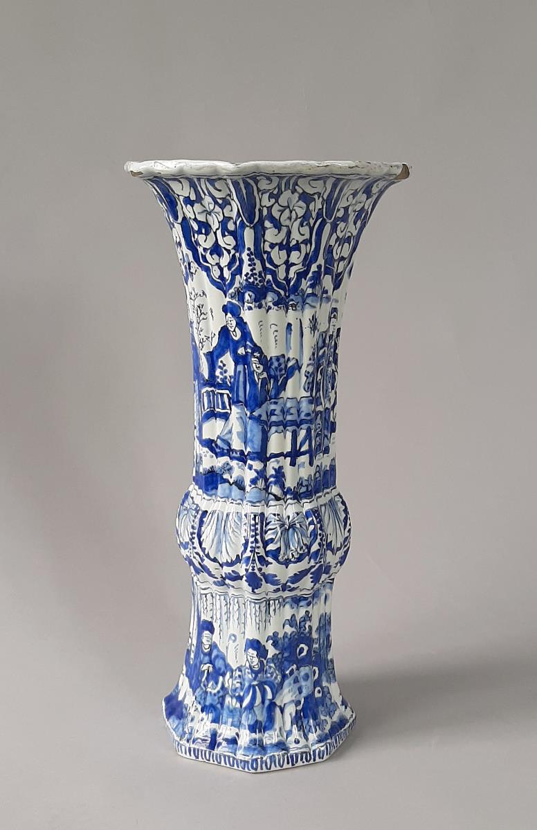Gerippte Flötenvase mit figürlichen Chinoiserien