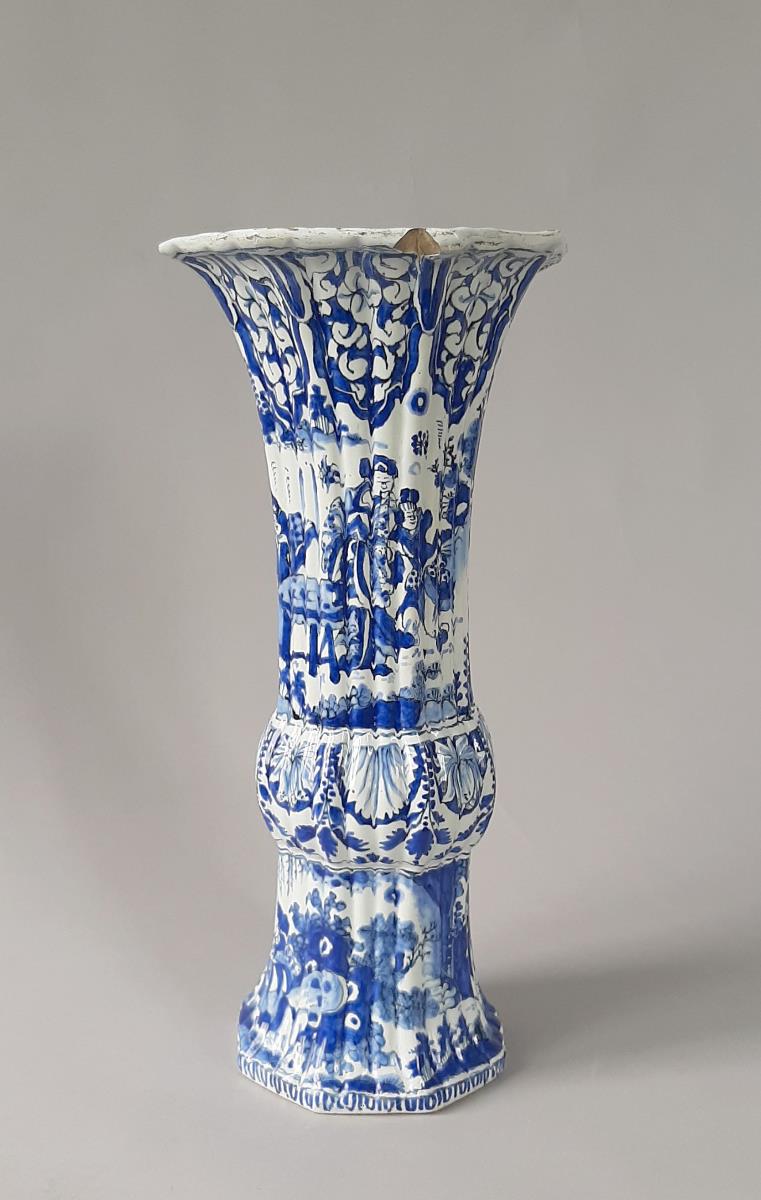 Gerippte Flötenvase mit figürlichen Chinoiserien