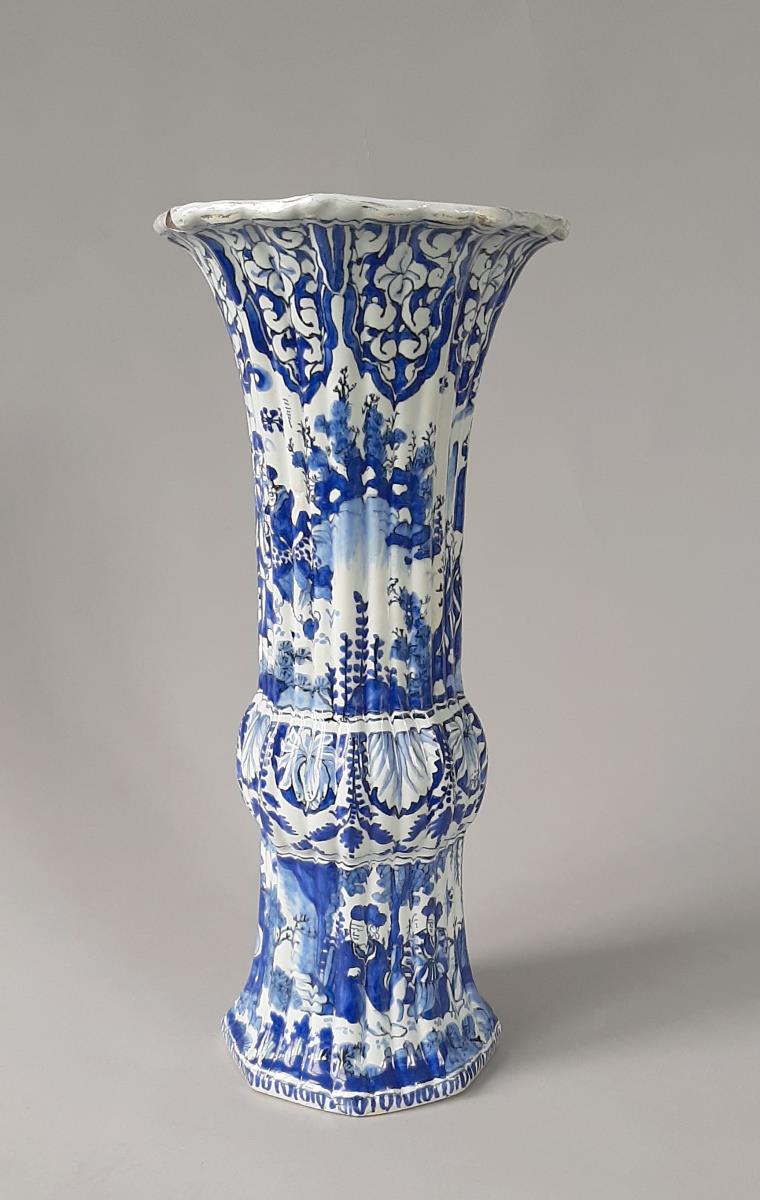 Gerippte Flötenvase mit figürlichen Chinoiserien