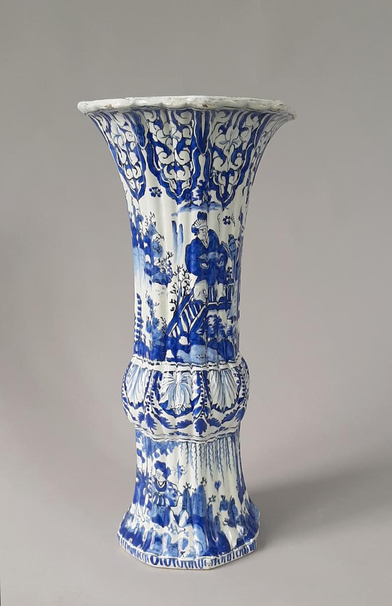 Gerippte Flötenvase mit figürlichen Chinoiserien