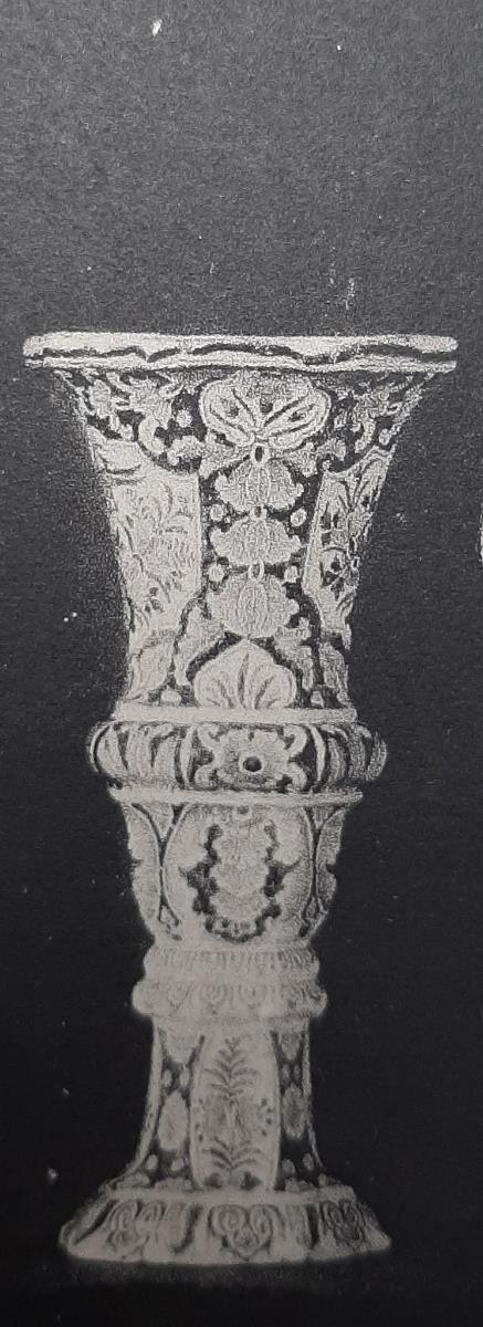 Flötenvase mit Blaumalerei in achtseitiger Kelchform