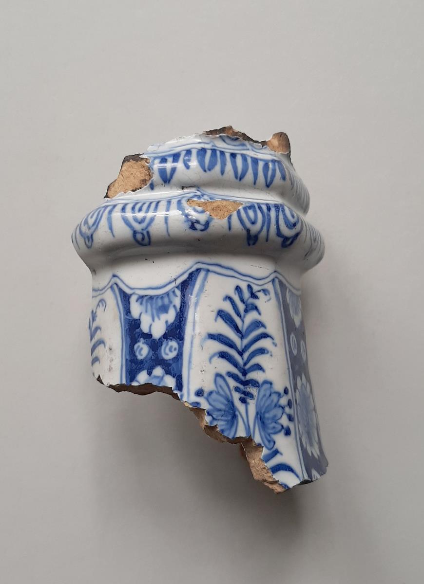 Flötenvase mit Blaumalerei in achtseitiger Kelchform