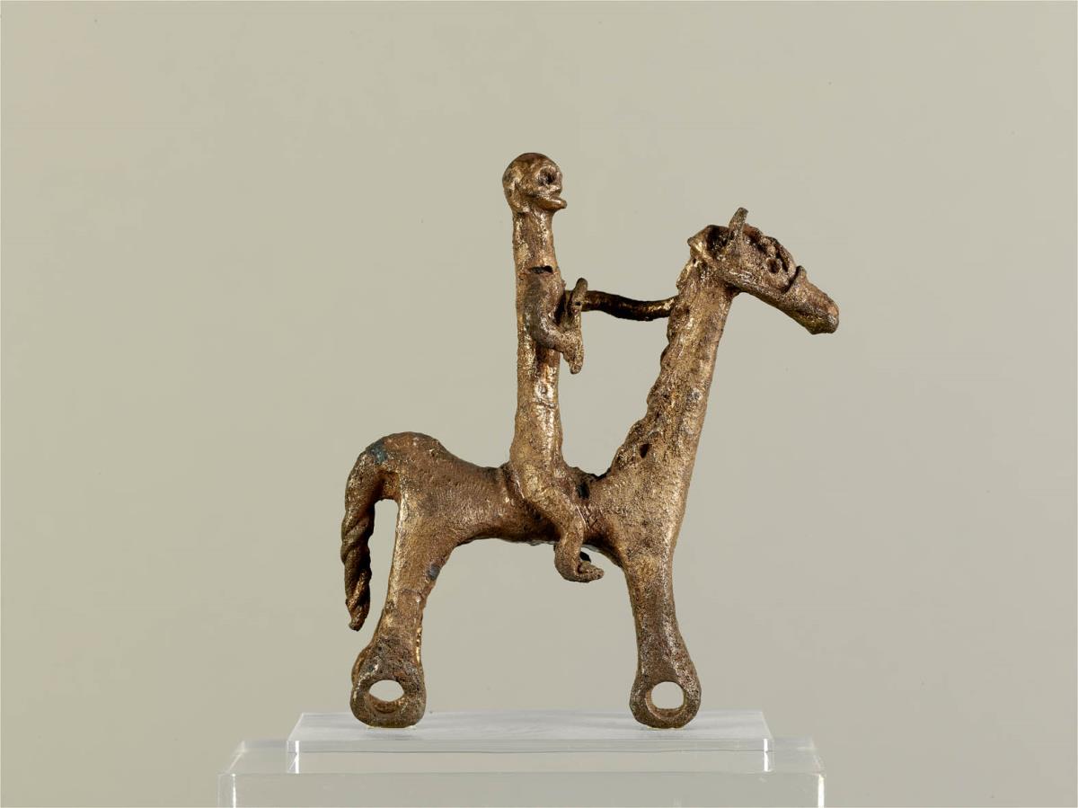 Statuette eines Reiters, vollständig, Oberfläche durch Reduktion (?) angegriffen, beide Beinpaare durchbohrt, ...