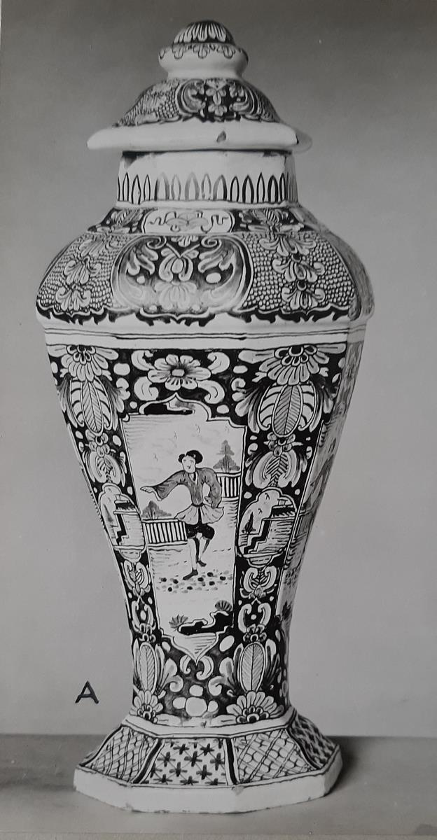 Achtseitige Deckelvase mit chinesischen Figuren