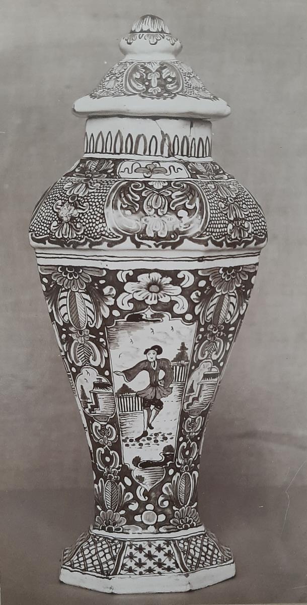 Achtseitige Deckelvase mit chinesischen Figuren