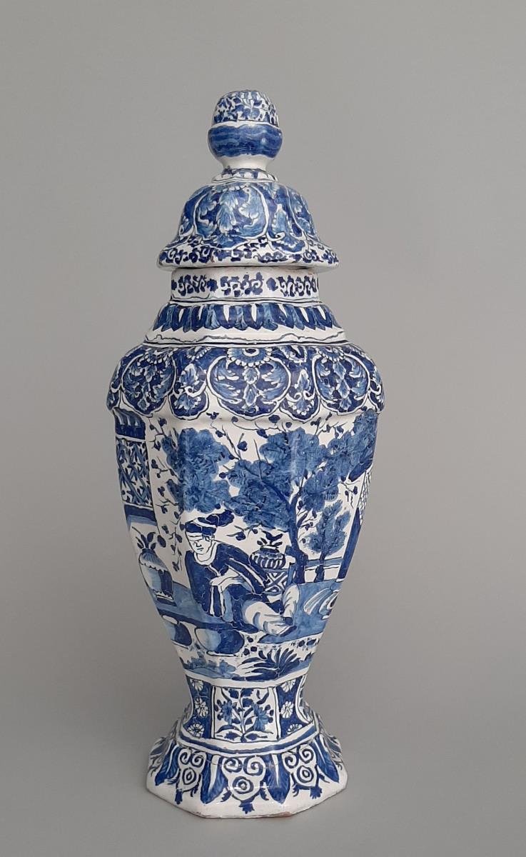 Deckelvase mit figürlichen Chinoiserien