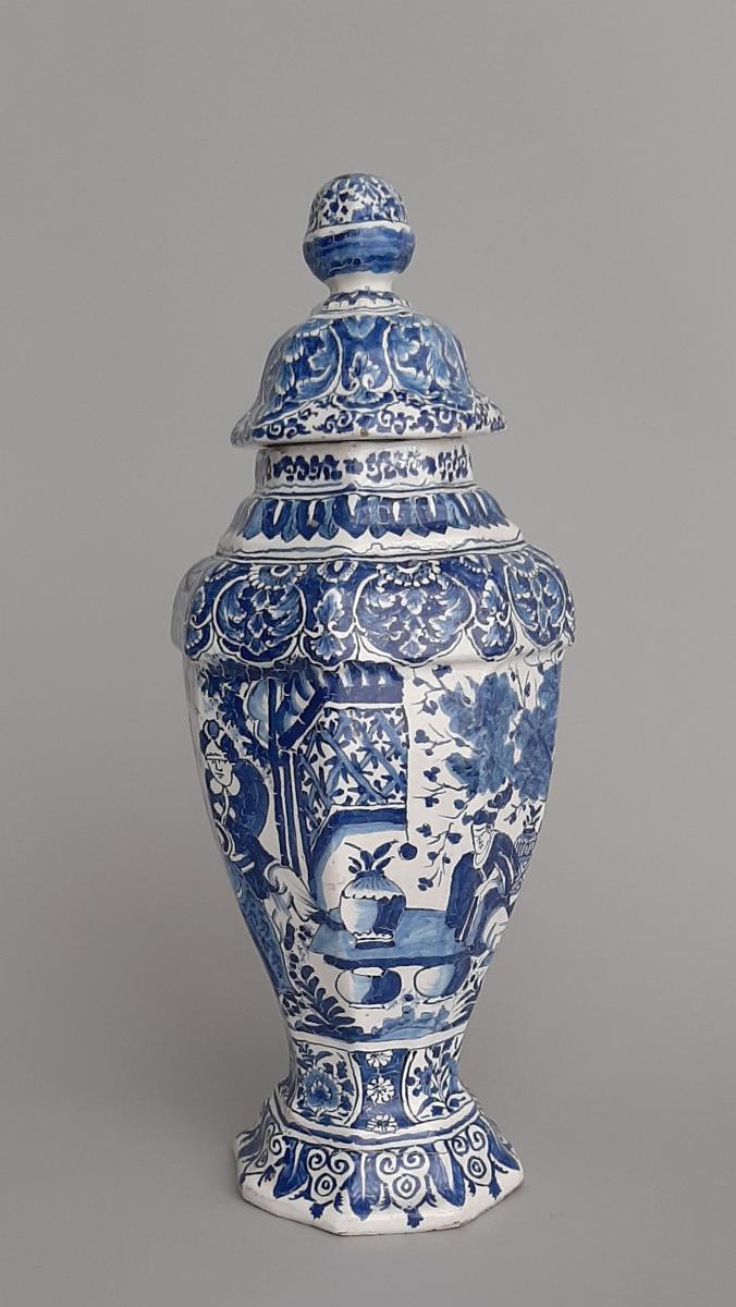 Deckelvase mit figürlichen Chinoiserien