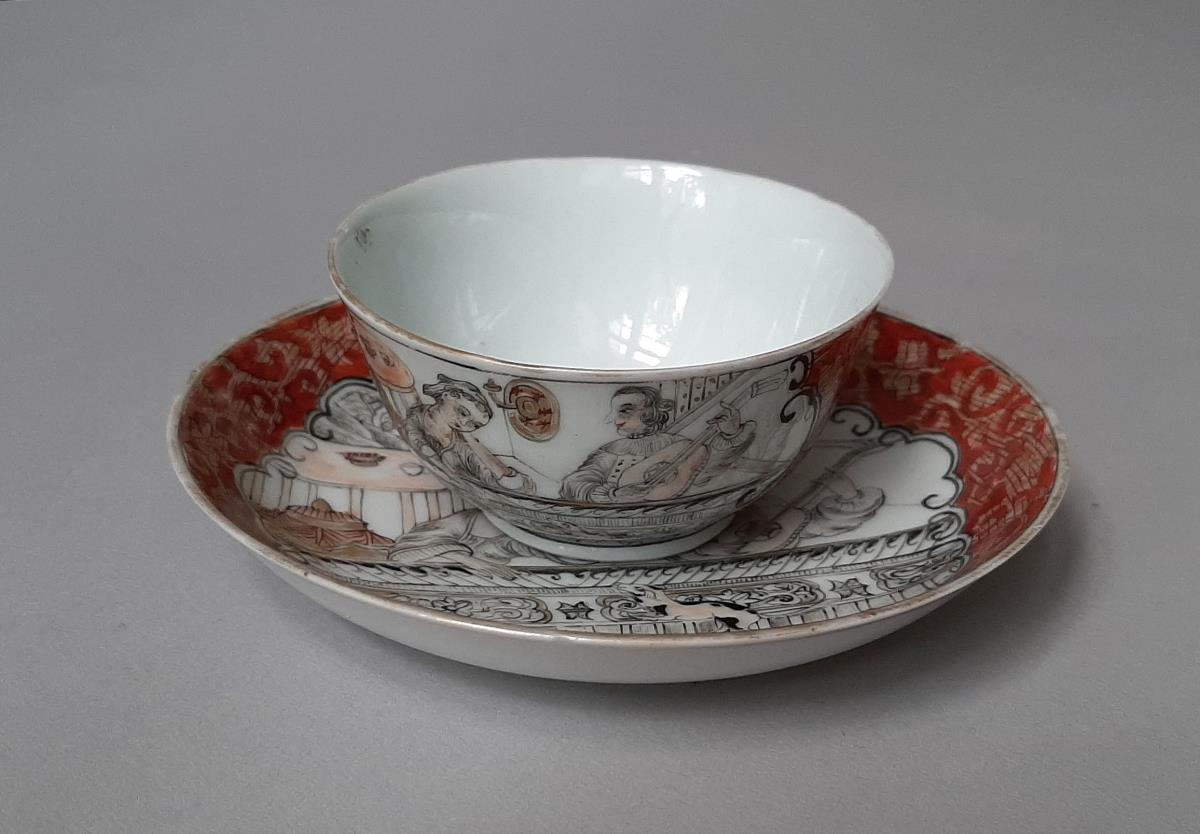 Koppchen mit Untertasse mit Darstellung eines europäischen, musizierenden Paars ("Chine de commande")