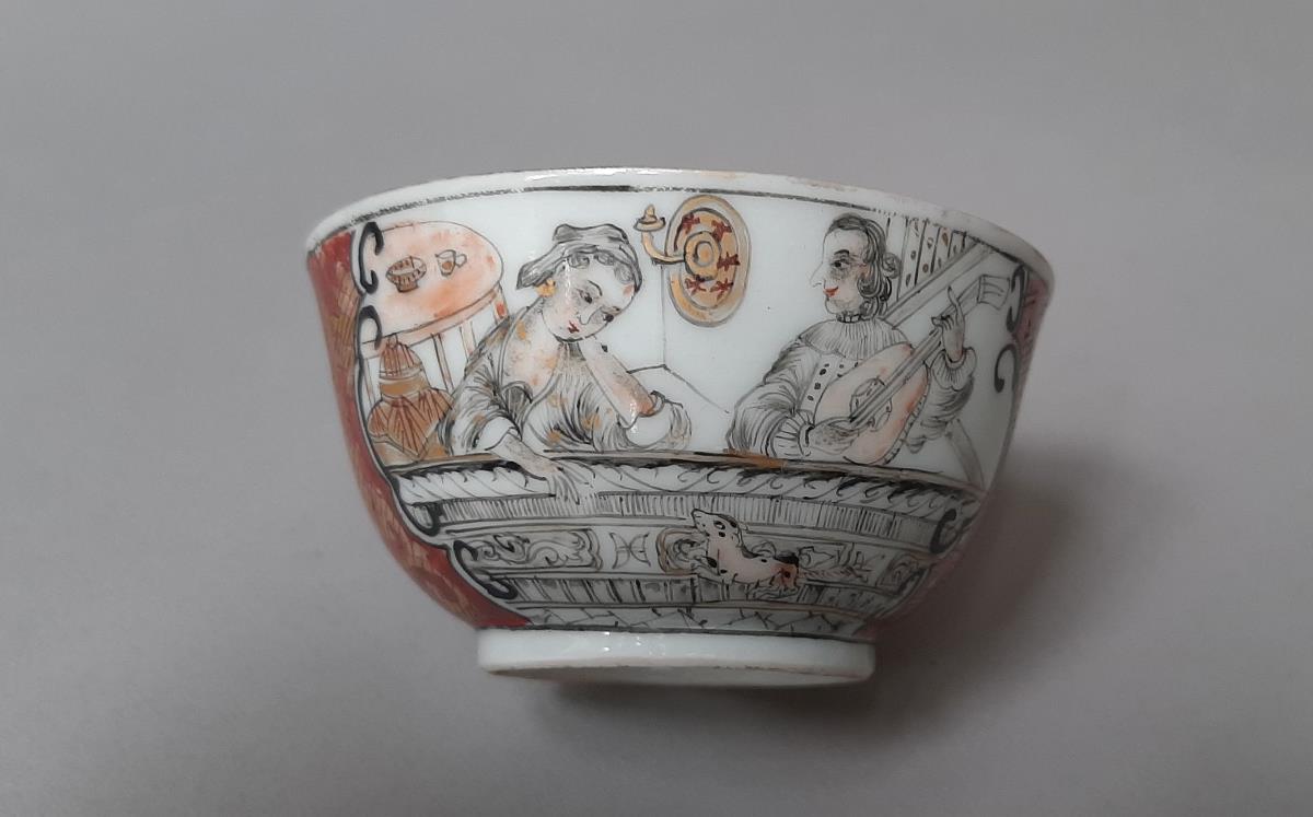 Koppchen mit Untertasse mit Darstellung eines europäischen, musizierenden Paars ("Chine de commande")
