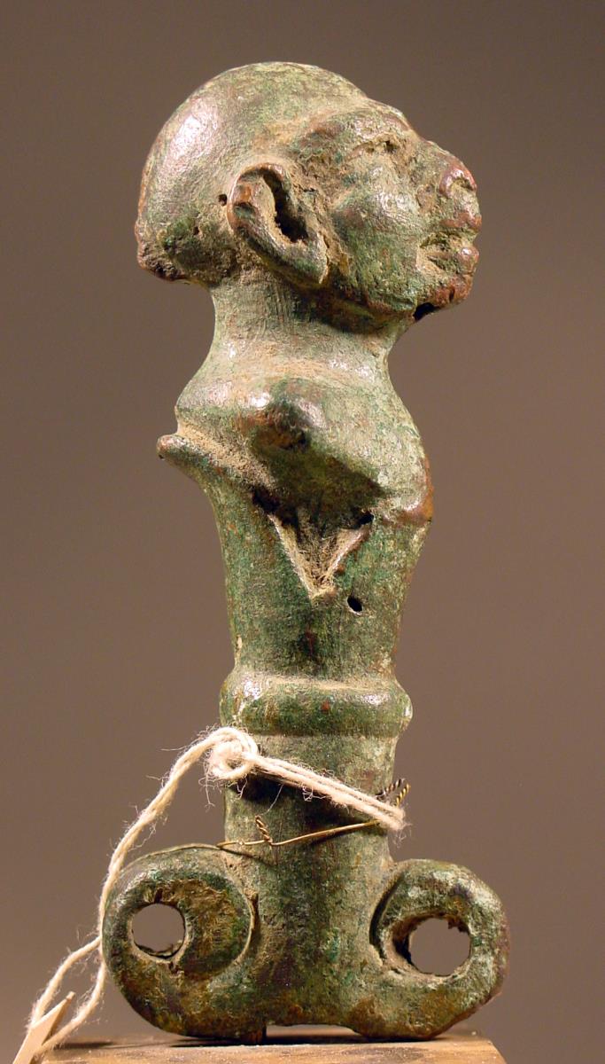 Messergriff mit groteskem Kopf