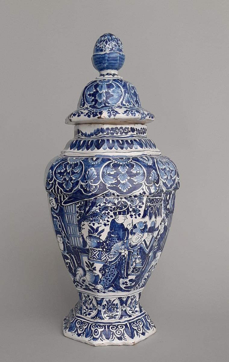 Achtseitige Deckelvase mit Chinesen in Gartenlandschaft (Vasenpaar)