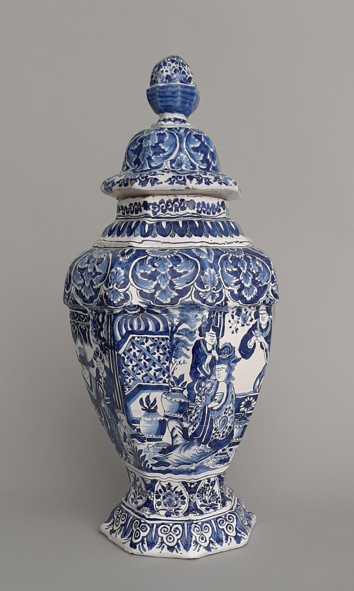Achtseitige Deckelvase mit Chinesen in Gartenlandschaft (Vasenpaar)
