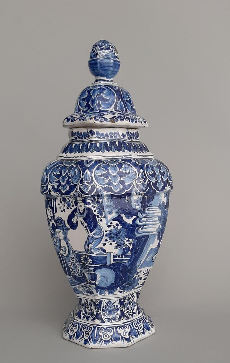 Achtseitige Deckelvase mit Chinesen in Gartenlandschaft (Vasenpaar)