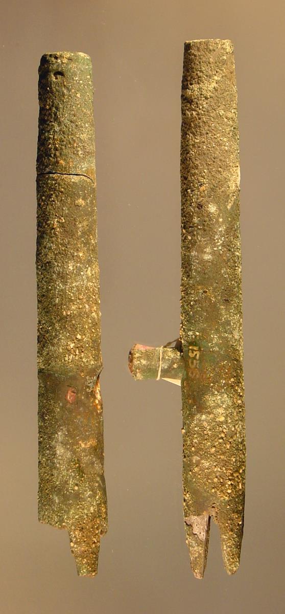 Zwei Fragmente eines 'Beschlags' in Form dreier miteinander verbundener Stäbe (wie Fr. 1553 und Fr. 1554)