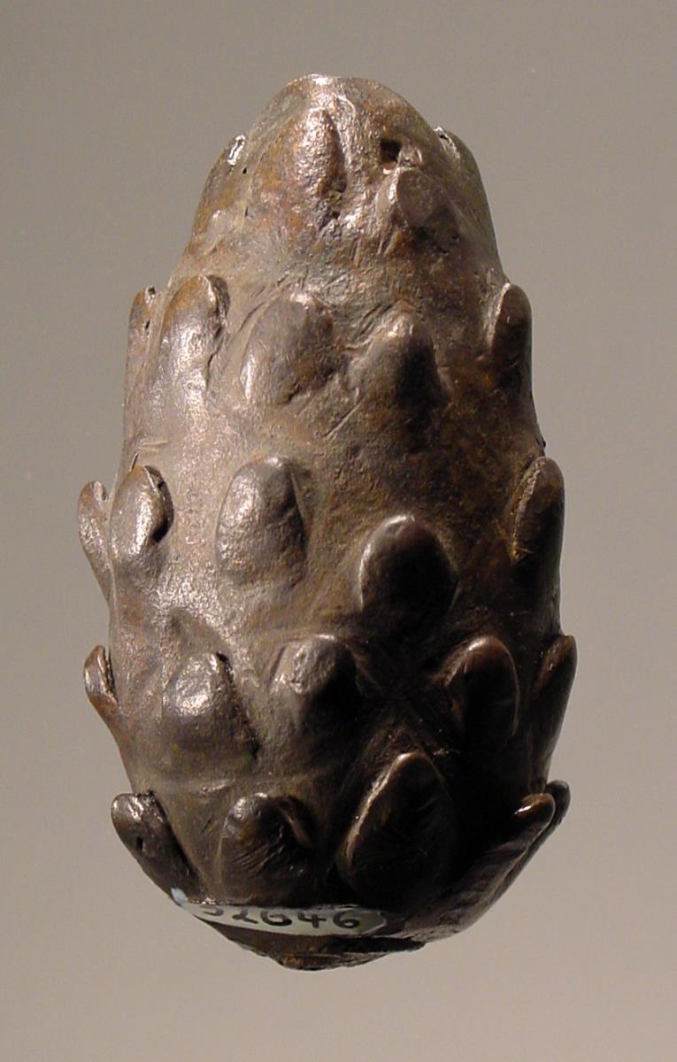 Bekrönung eines Stabes oder dergleichen in Form eines Pinienzapfens (Inv. 32646 könnte vom Thyrsos einer Bronzestatue stammen)