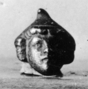 Kleine jugendliche Maske mit phrygischer Mütze