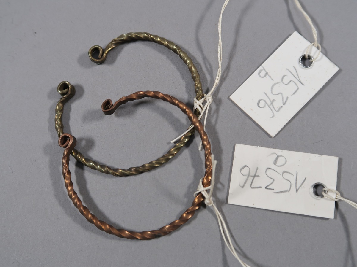 I C 15376 a,b
