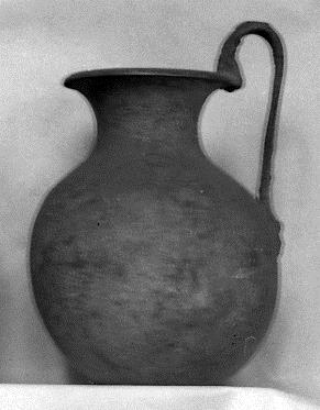 Krug mit Amorfigur als Henkelattasche