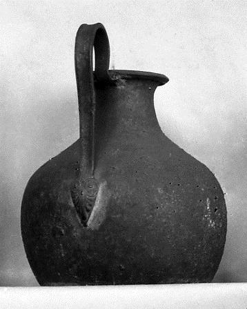Krug mit Palmette als Henkelattasche