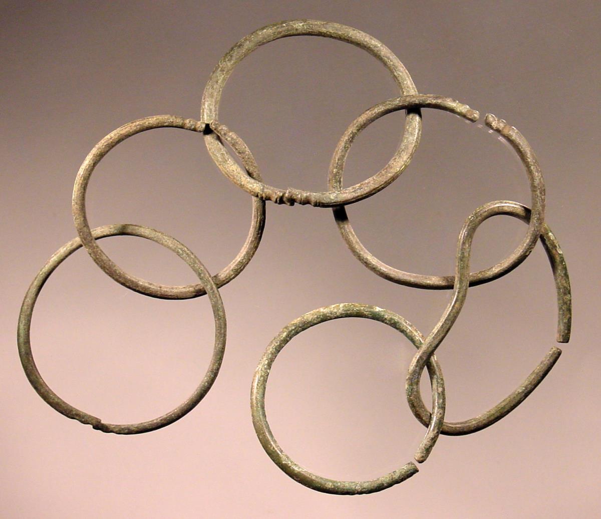 Kette aus sechs glatten Ringen mit verzierten Enden
