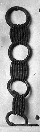 Kette aus fünf gebuckelten Ringen