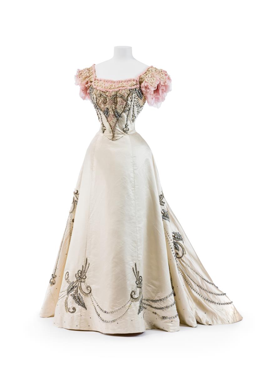 Zweiteilige Ballrobe mit auffallender Stickerei