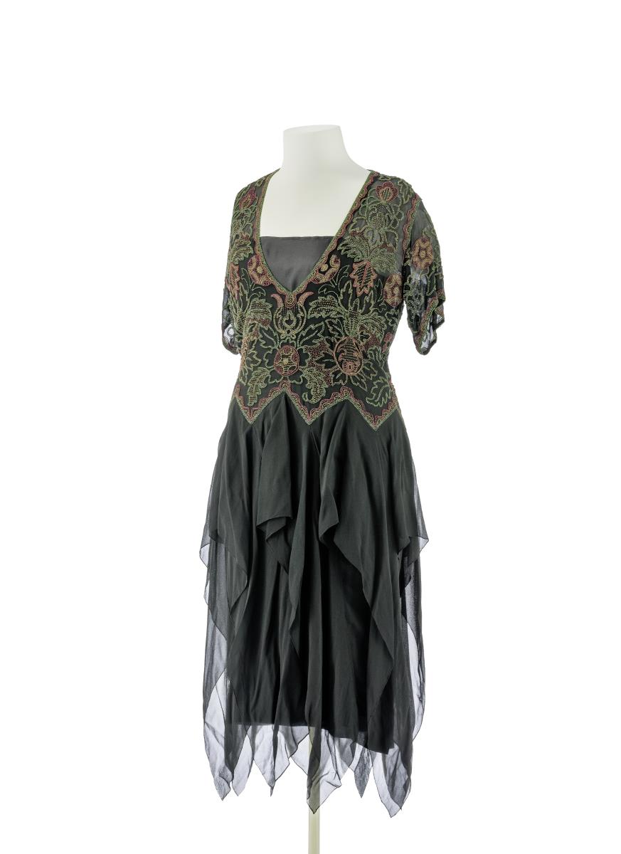 Schwarzes Abendkleid mit mehrfarbiger Perlenstickerei